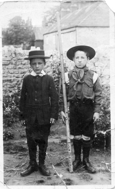 Thomas_Kitching;_Gerald_Becroft_1911.jpg